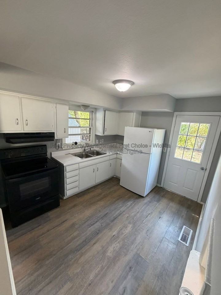 5301 S Madison Ave - Photo 3 of 21