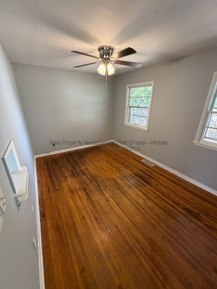 5301 S Madison Ave - Photo 4 of 21