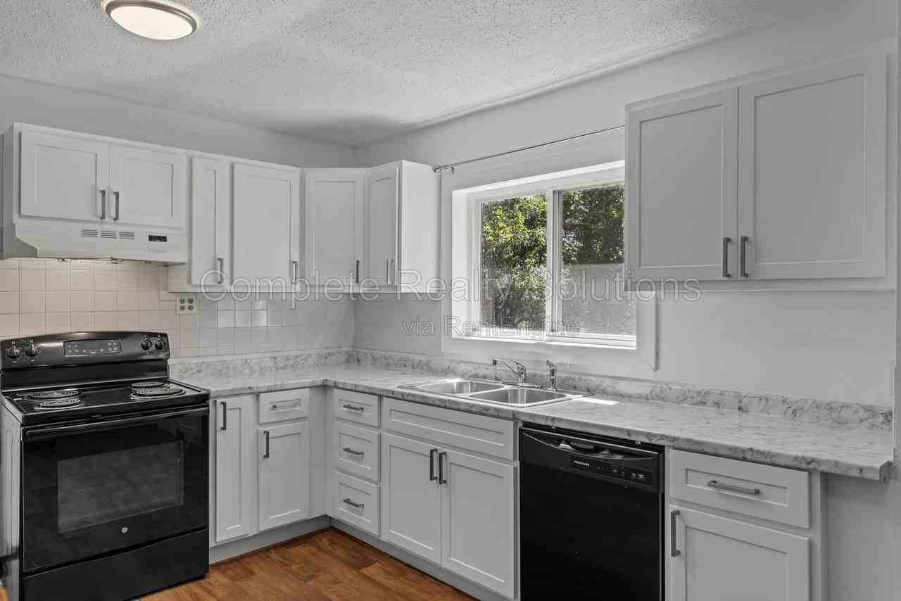 2332 School Dr - Photo 2 of 39