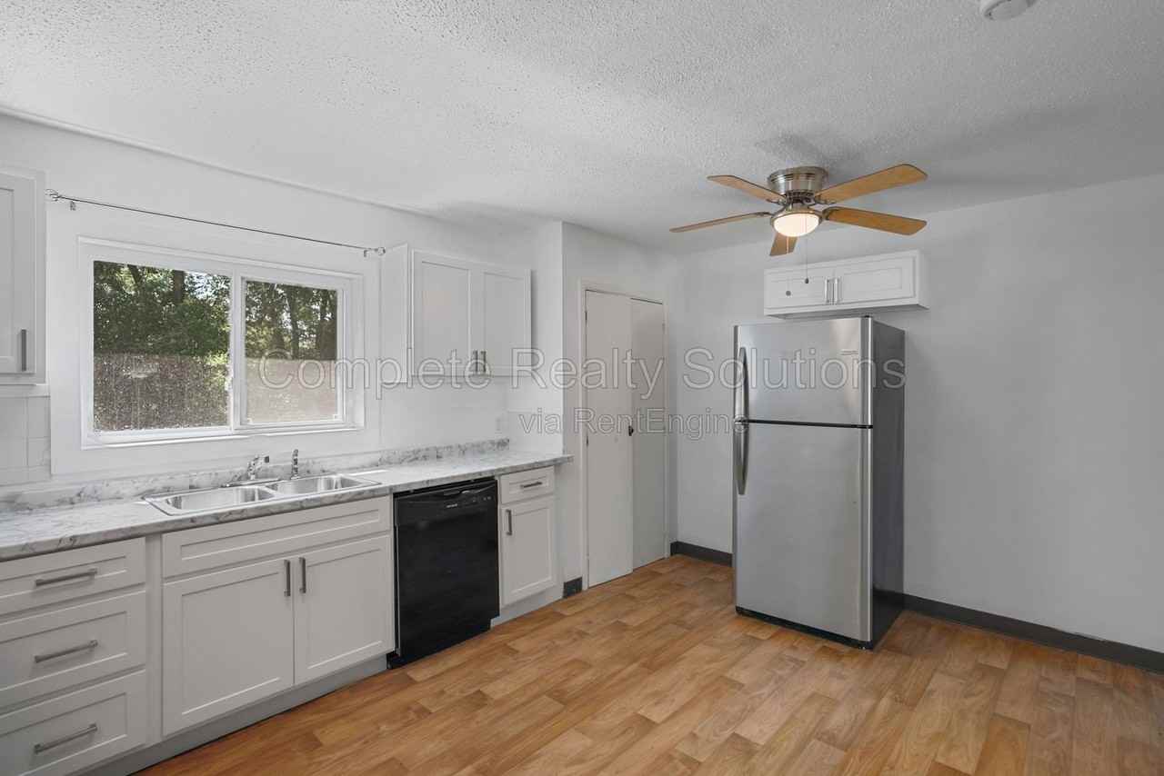 2332 School Dr - Photo 3 of 39
