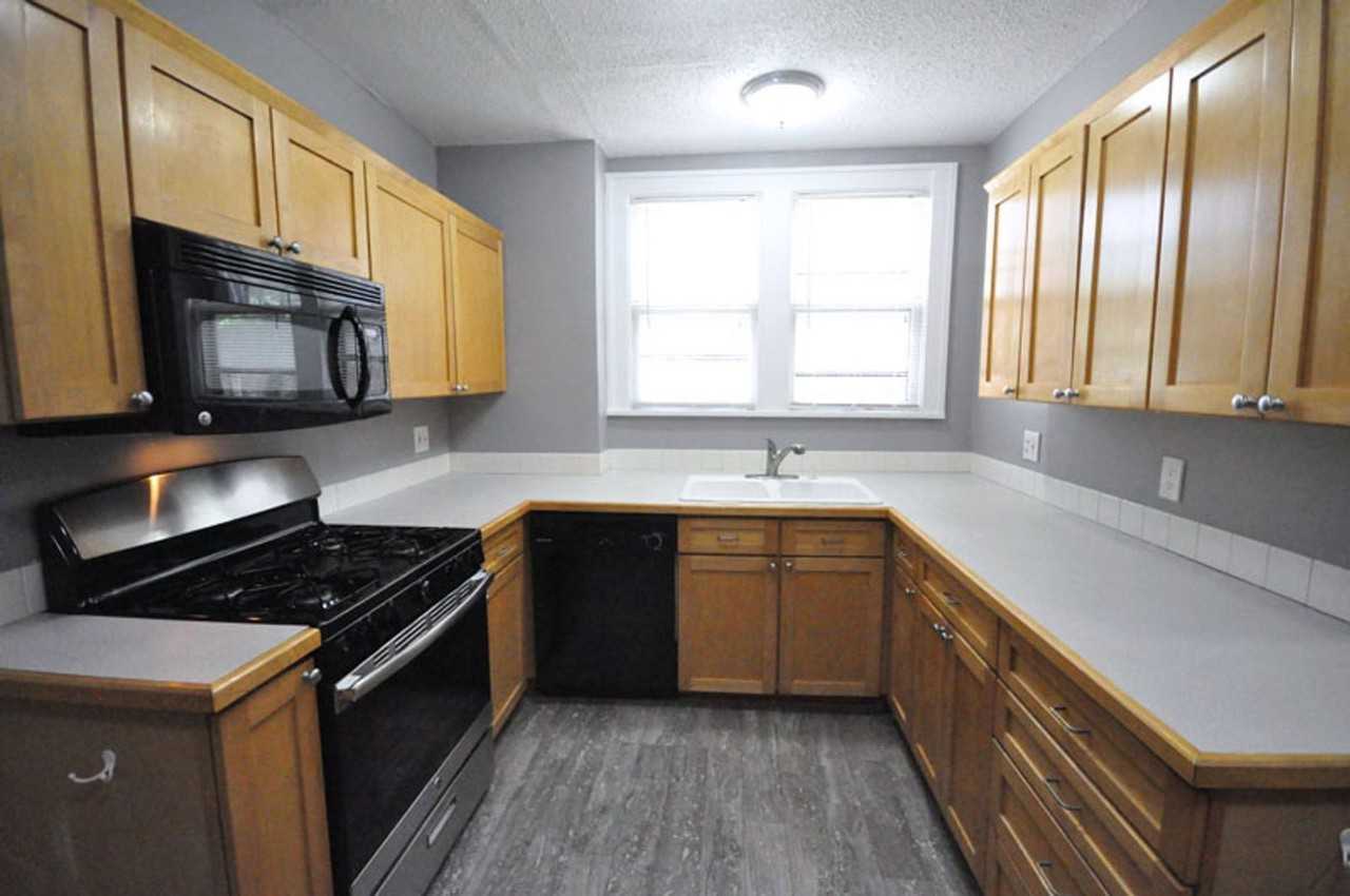 1499 Perry St - Photo 4 of 15