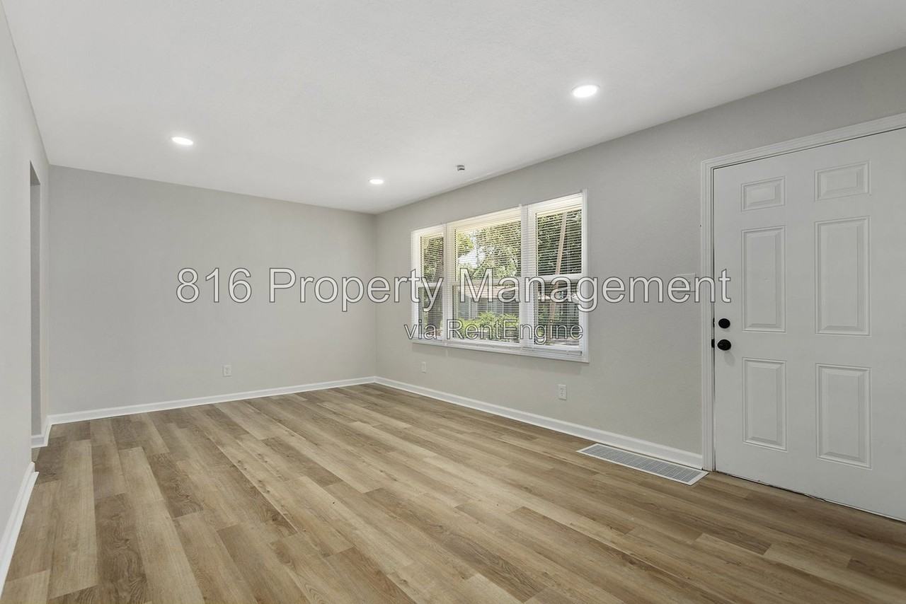 8854 E 59th Ter - Photo 4 of 31