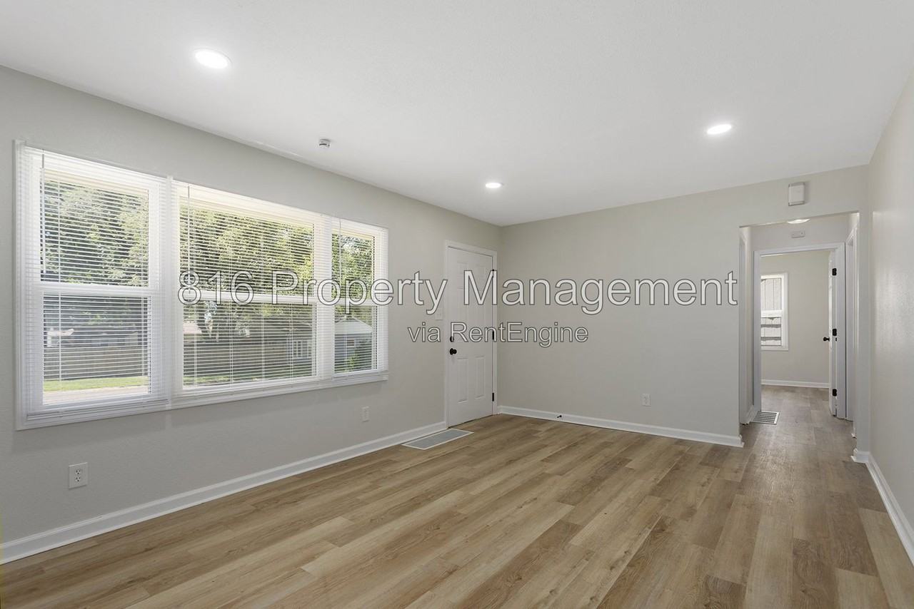 8854 E 59th Ter - Photo 5 of 31