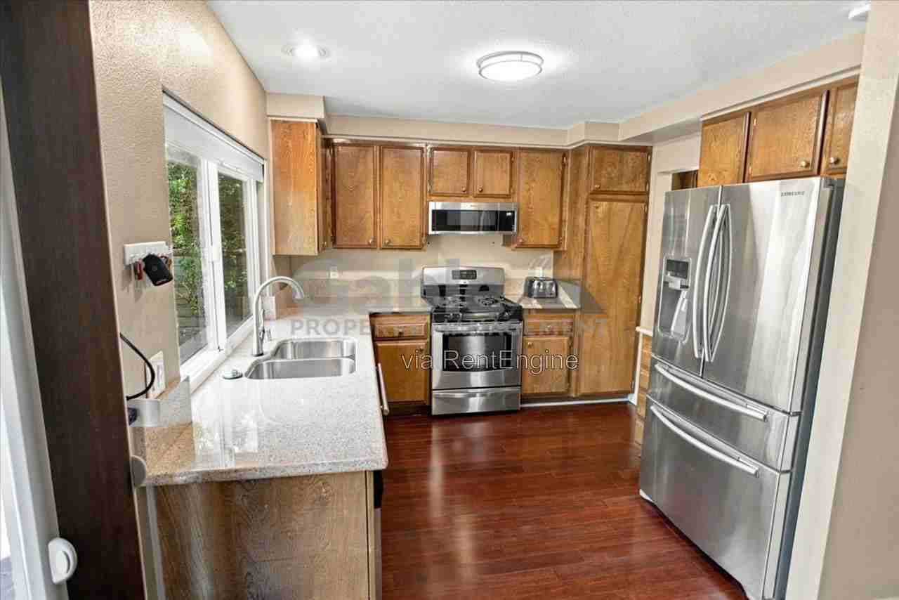 21748 Grovepark Dr - Photo 5 of 22