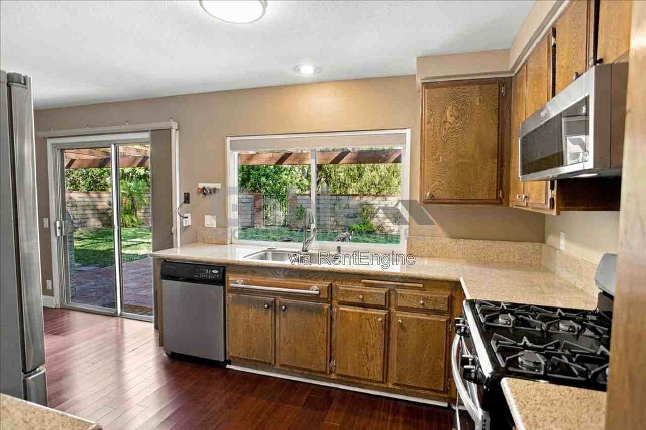 21748 Grovepark Dr - Photo 6 of 22