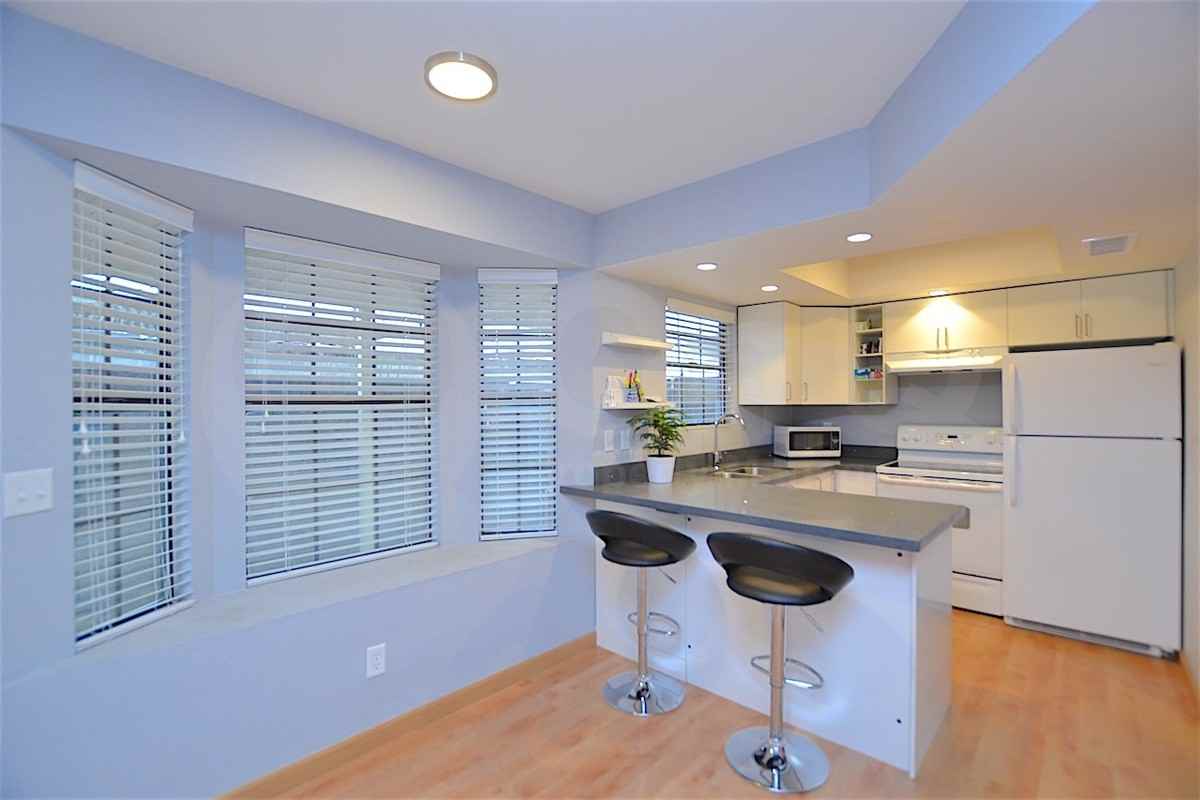 820 W University Dr - Photo 4 of 16