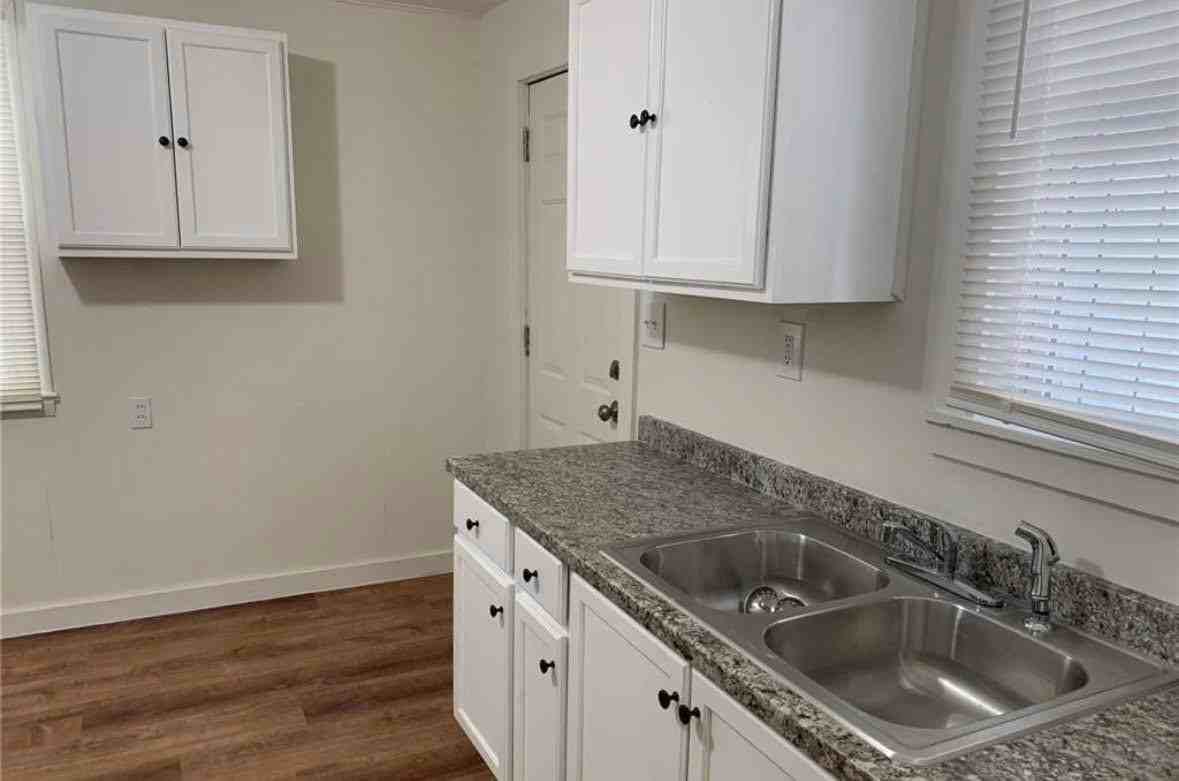 1445 Yates St - Photo 3 of 19