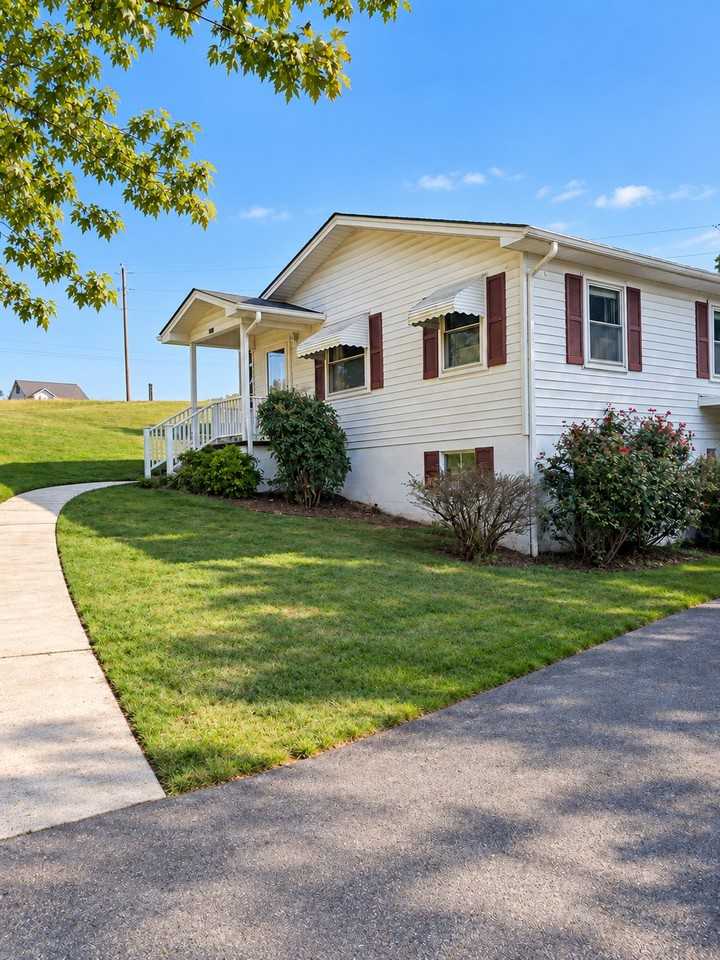 1734 Peachtree Ln - Photo 4 of 15
