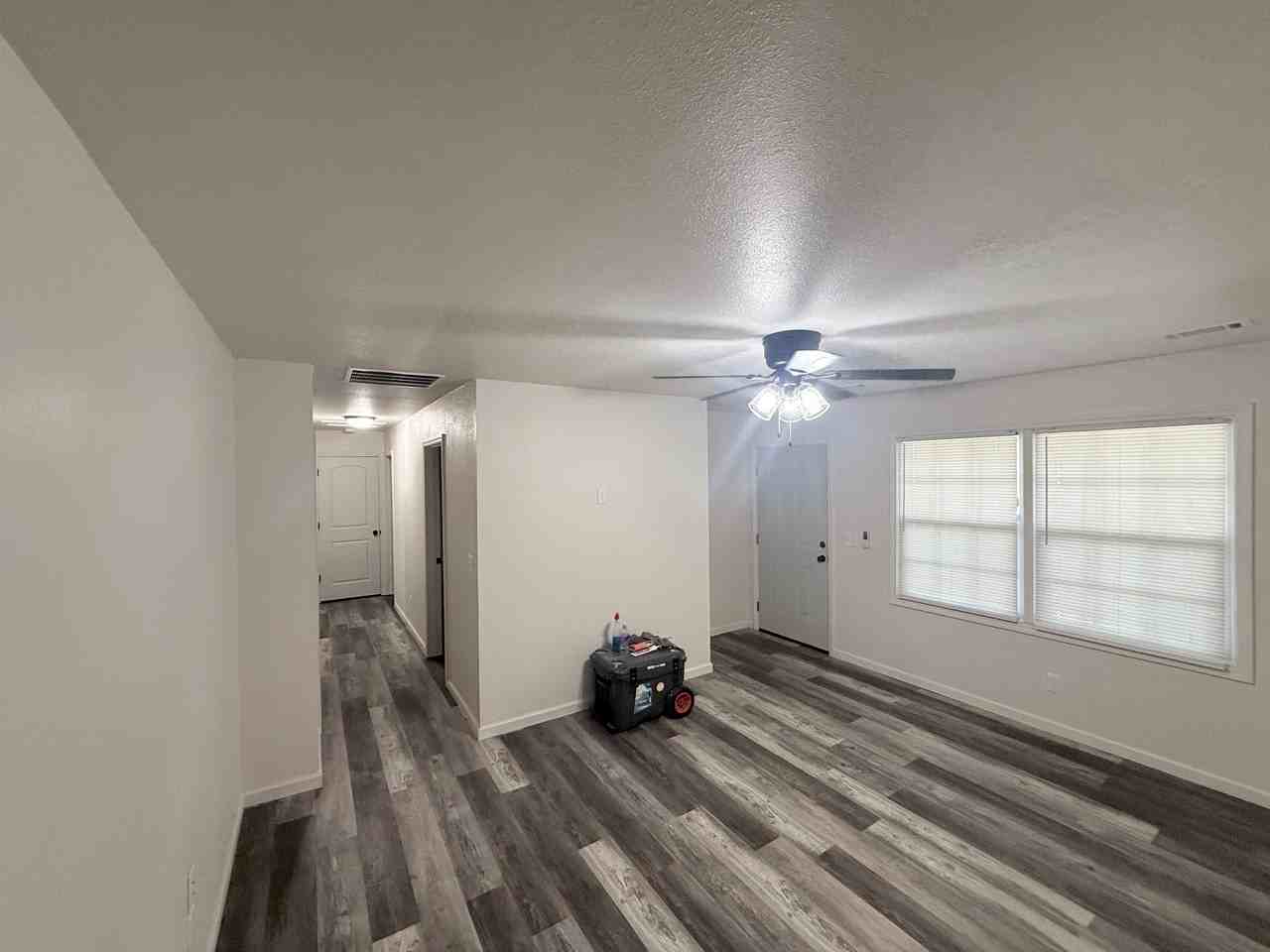 931 Line St - Photo 3 of 7