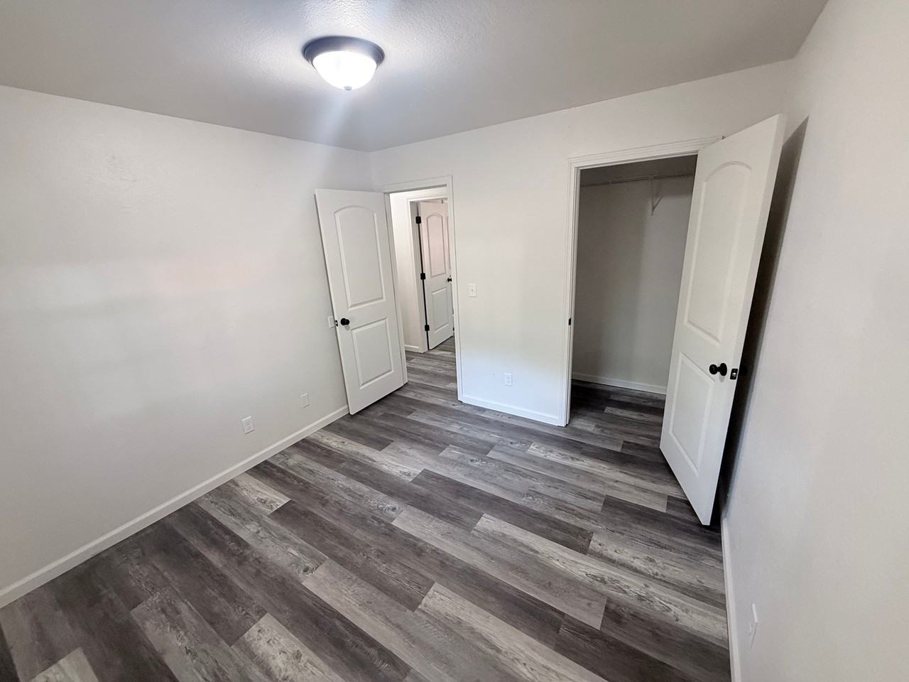 931 Line St - Photo 4 of 7