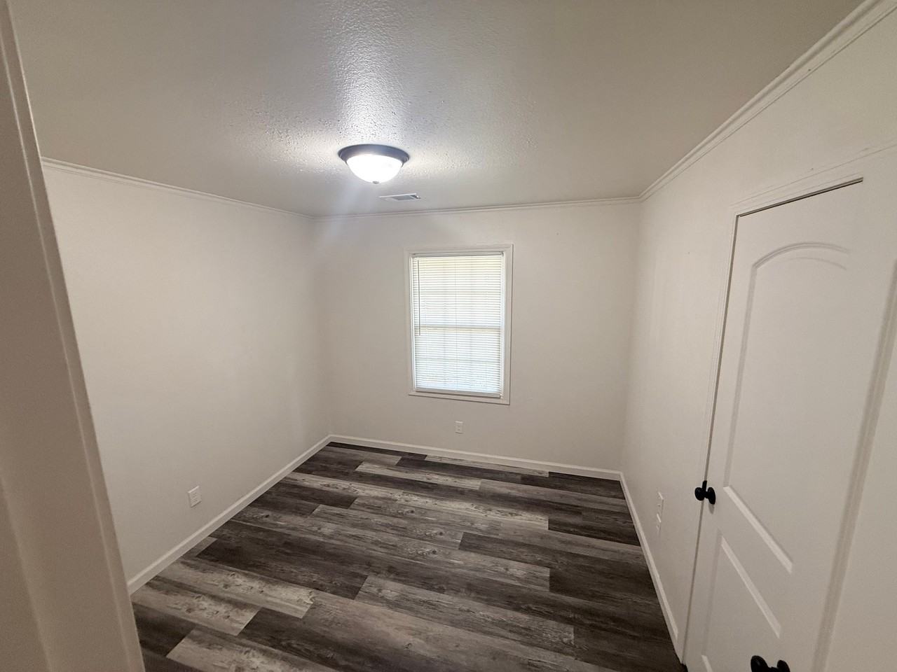 931 Line St - Photo 5 of 7