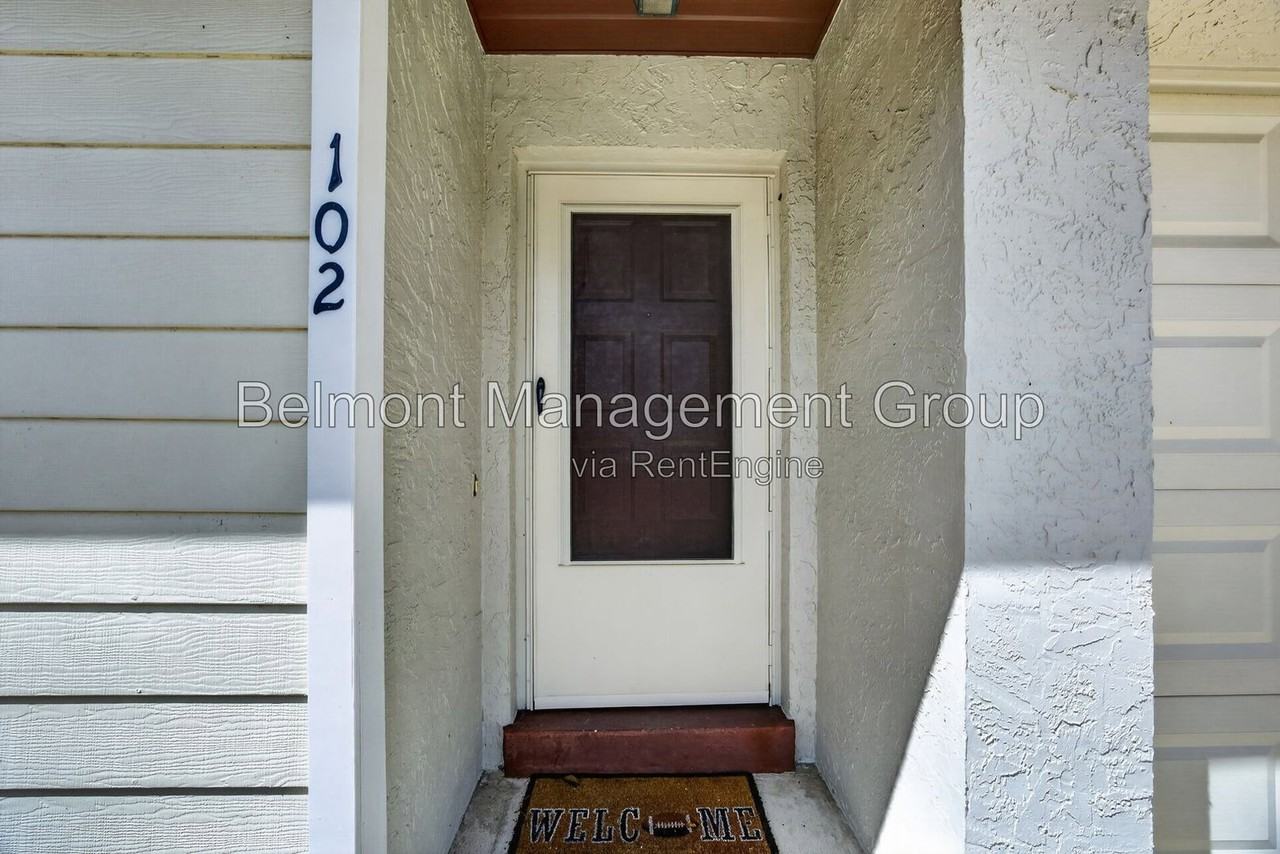102 Edgewater Cir - Photo 2 of 18