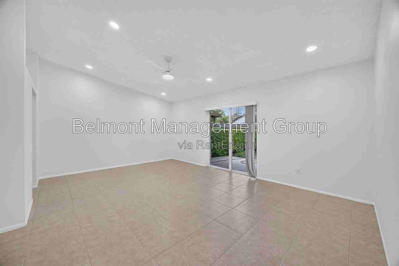102 Edgewater Cir - Photo 3 of 18