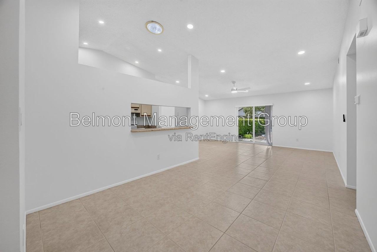 102 Edgewater Cir - Photo 4 of 18