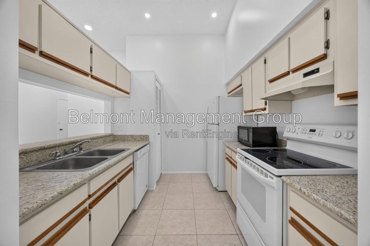 102 Edgewater Cir - Photo 6 of 18
