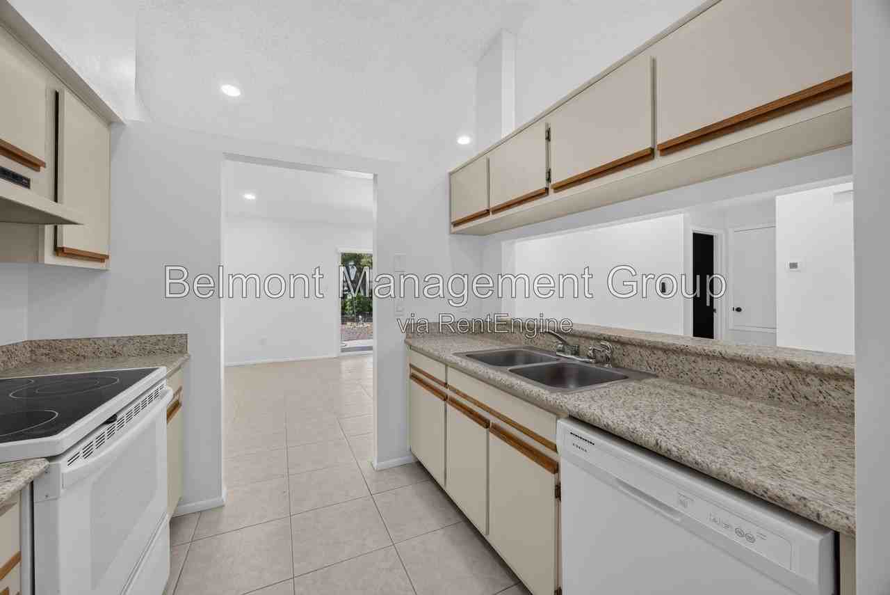 102 Edgewater Cir - Photo 7 of 18