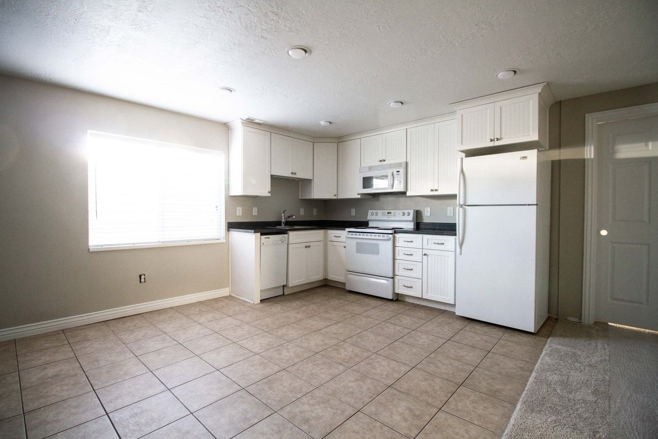 8236 S Pin Oak Dr - Photo 2 of 8