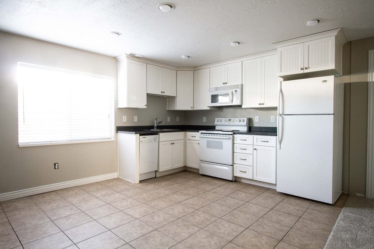 8236 S Pin Oak Dr - Photo 3 of 8