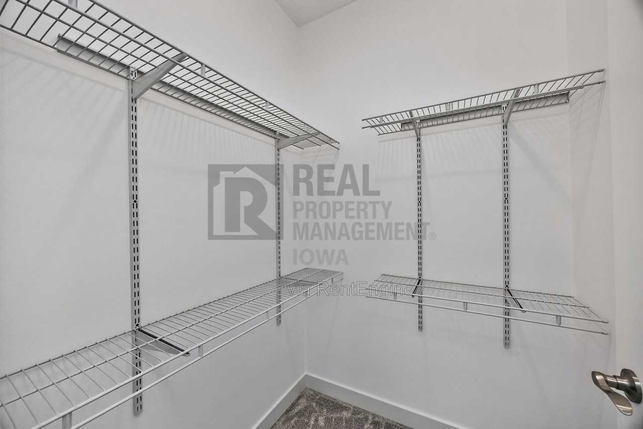 8914 Hickory Dr - Photo 6 of 35