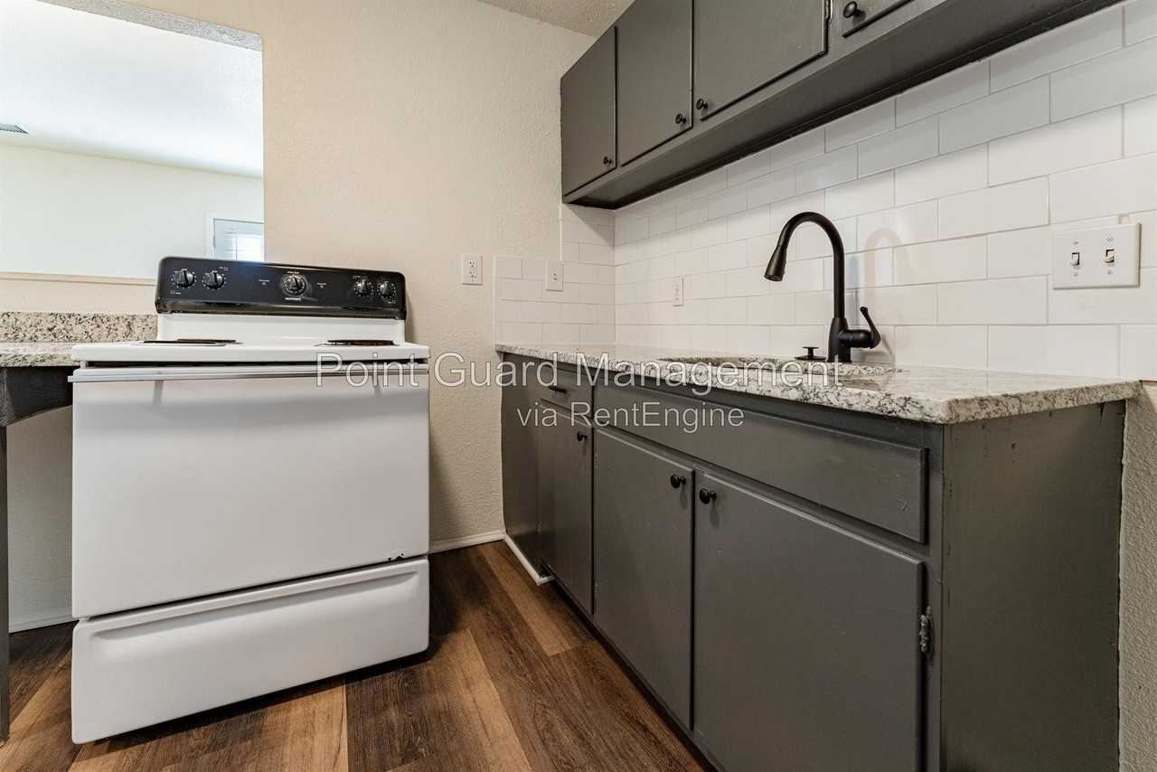 1431 Cambridge Pl #1431-3 - Photo 2 of 23