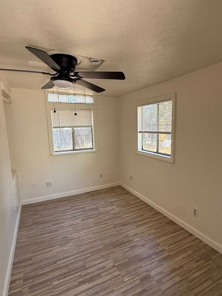 5252 1/2 Wood St - Photo 3 of 5