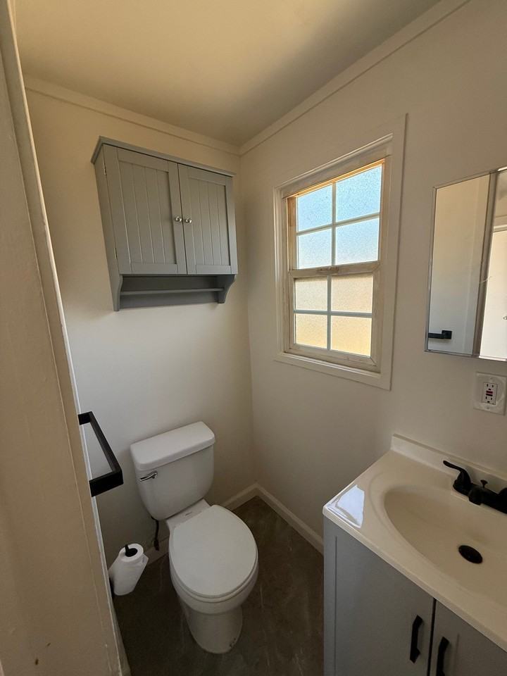 5252 1/2 Wood St - Photo 4 of 5