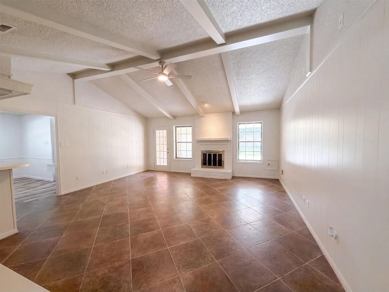 4042 Greenbriar Dr - Photo 2 of 10