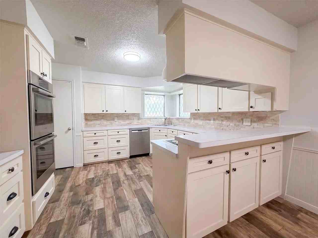 4042 Greenbriar Dr - Photo 3 of 10