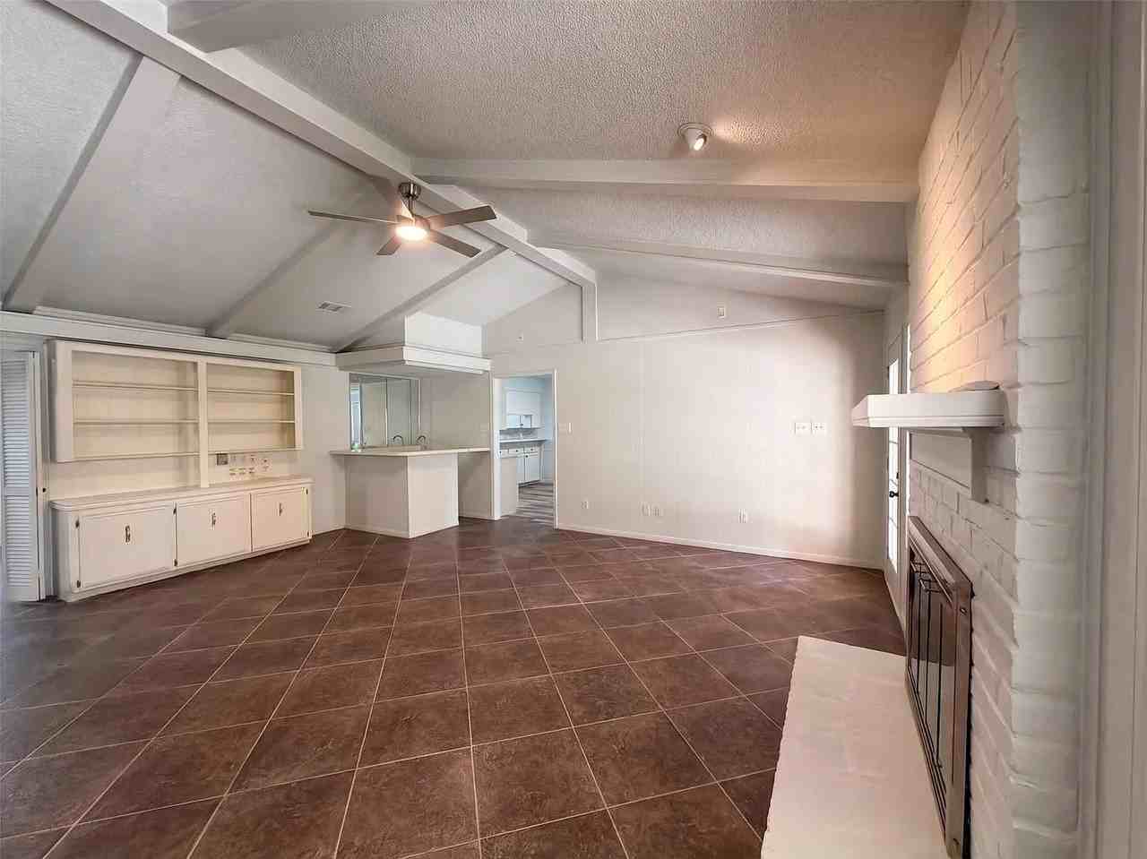 4042 Greenbriar Dr - Photo 4 of 10