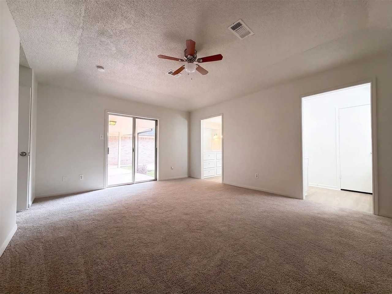 4042 Greenbriar Dr - Photo 5 of 10