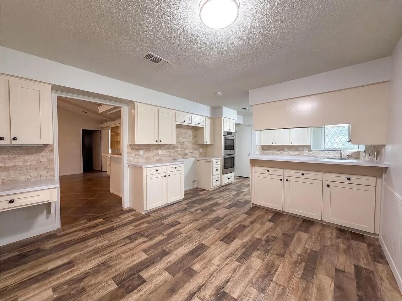 4042 Greenbriar Dr - Photo 6 of 10