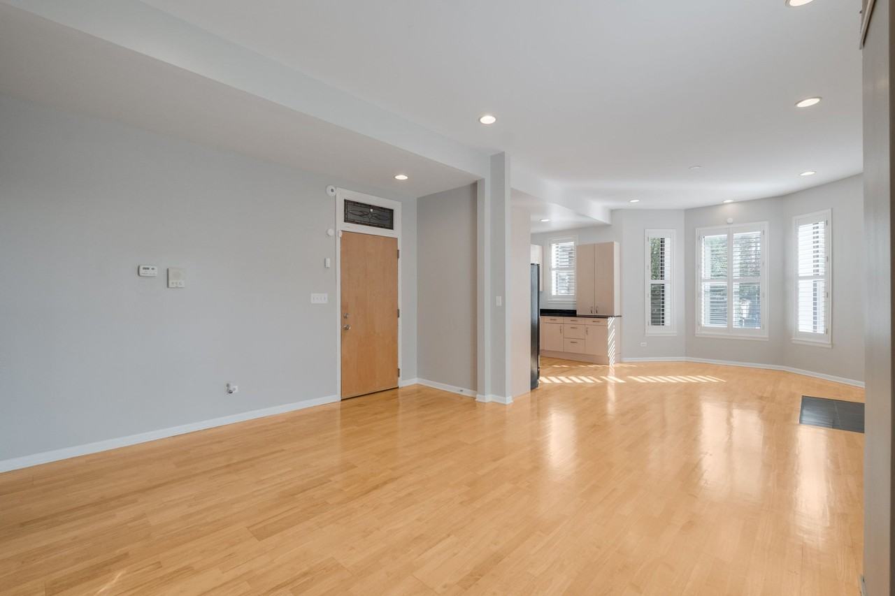 4060 S Ellis Ave #1S - Photo 3 of 19
