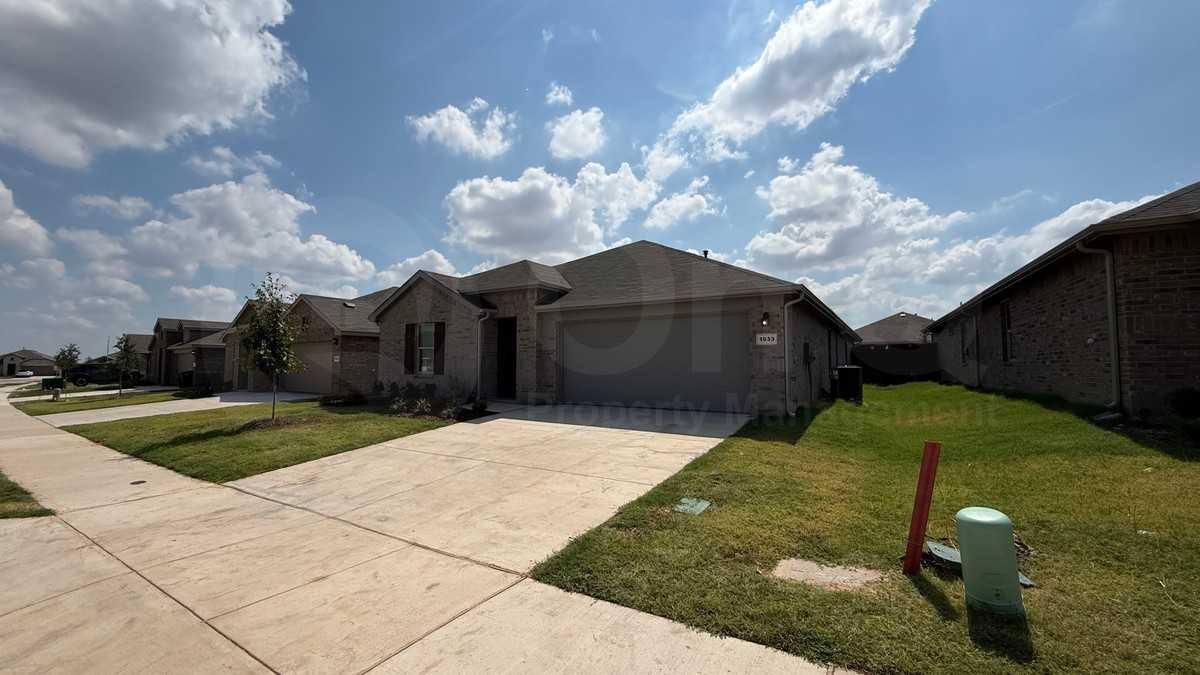 1033 Foxburg Dr - Photo 2 of 20