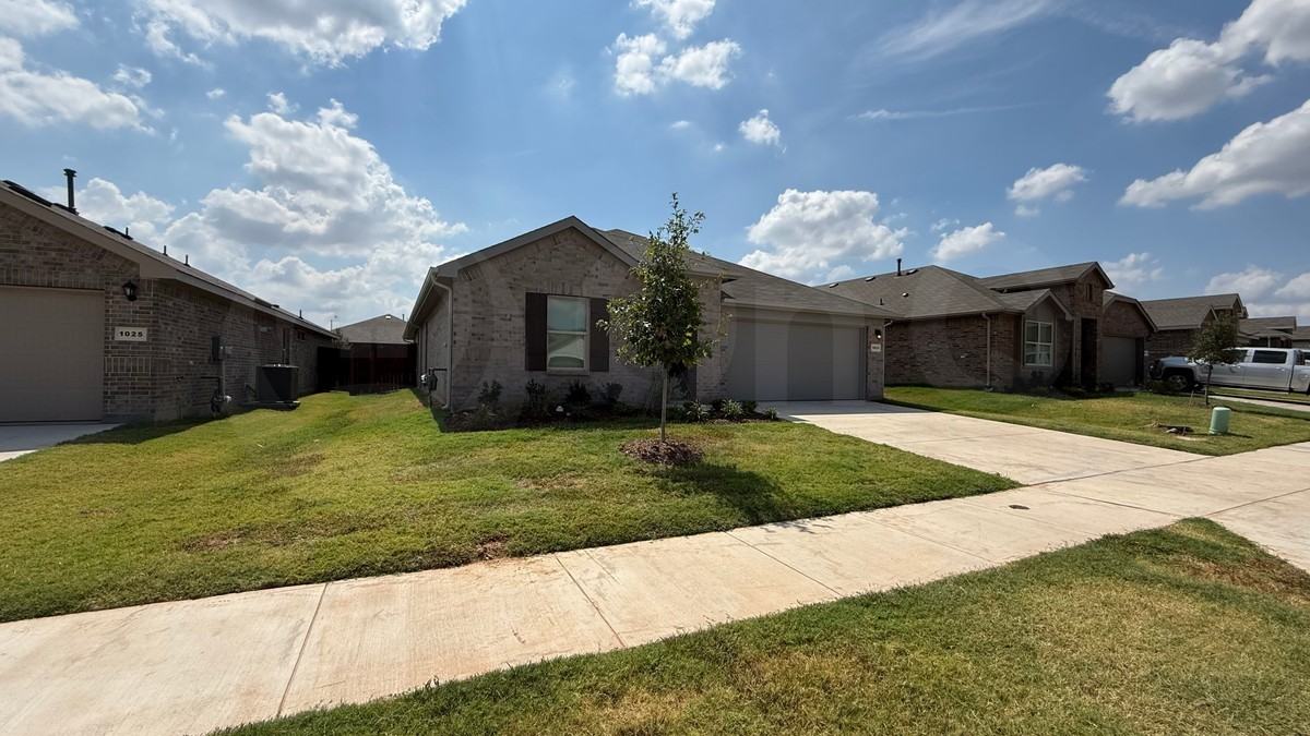 1033 Foxburg Dr - Photo 3 of 20