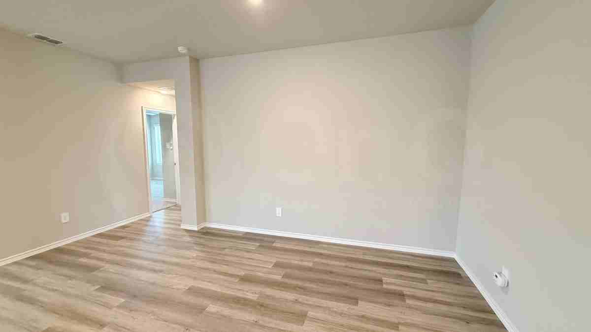 1033 Foxburg Dr - Photo 4 of 20