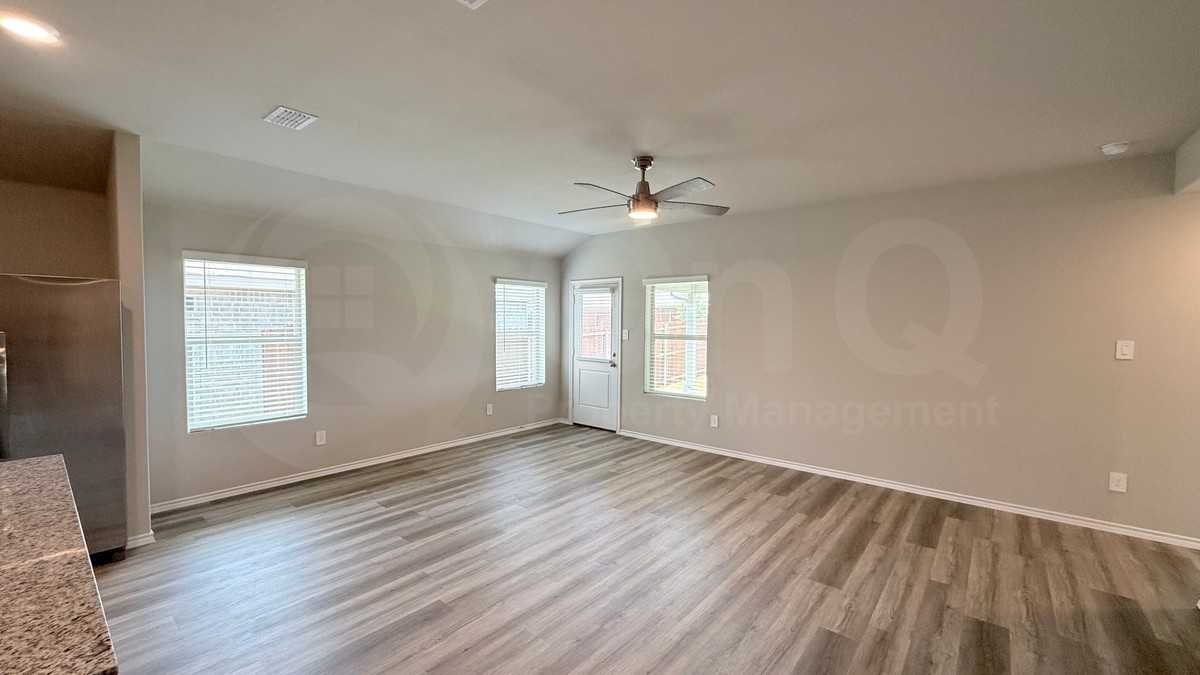 1033 Foxburg Dr - Photo 5 of 20