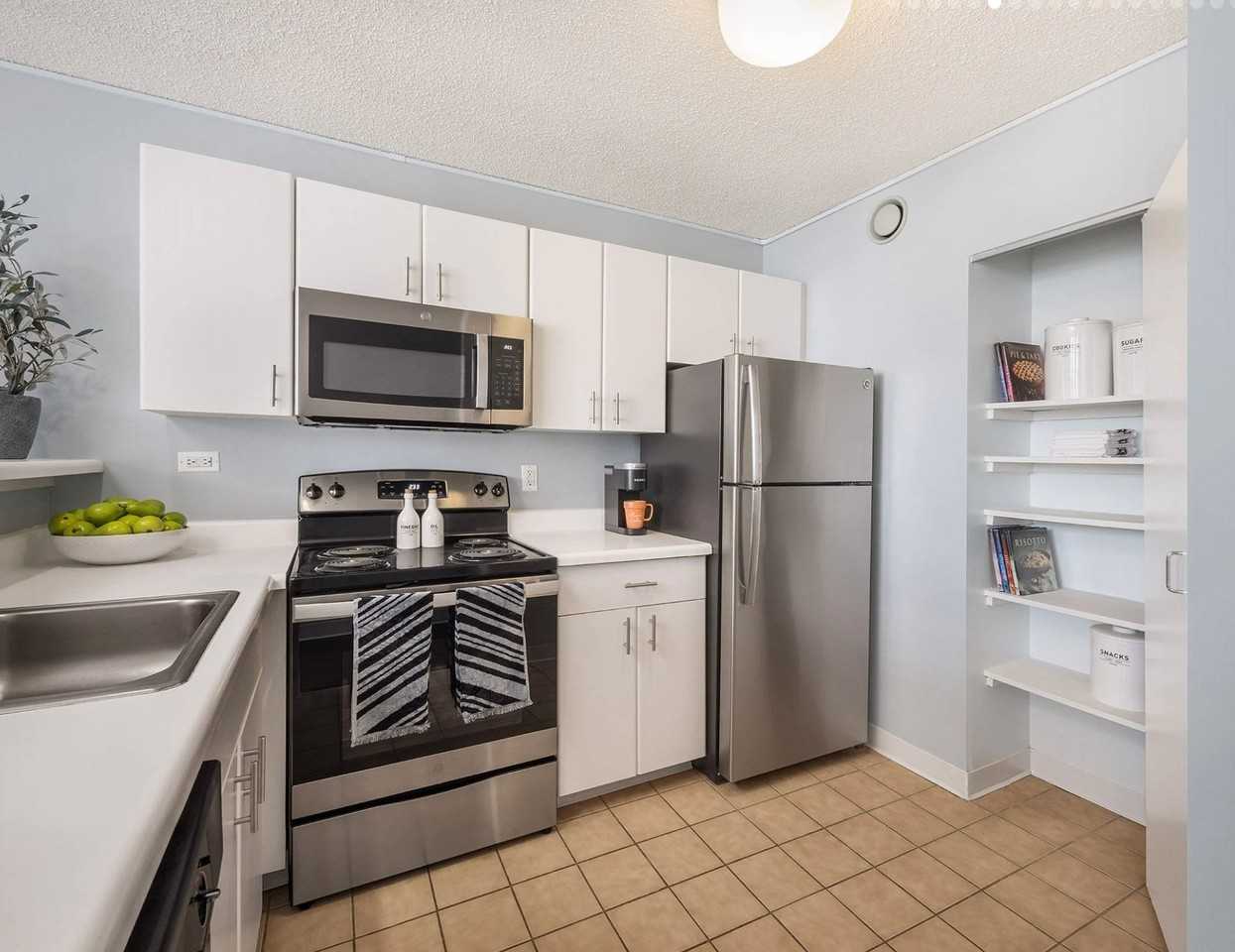 449 E Ohio St - Photo 5 of 15