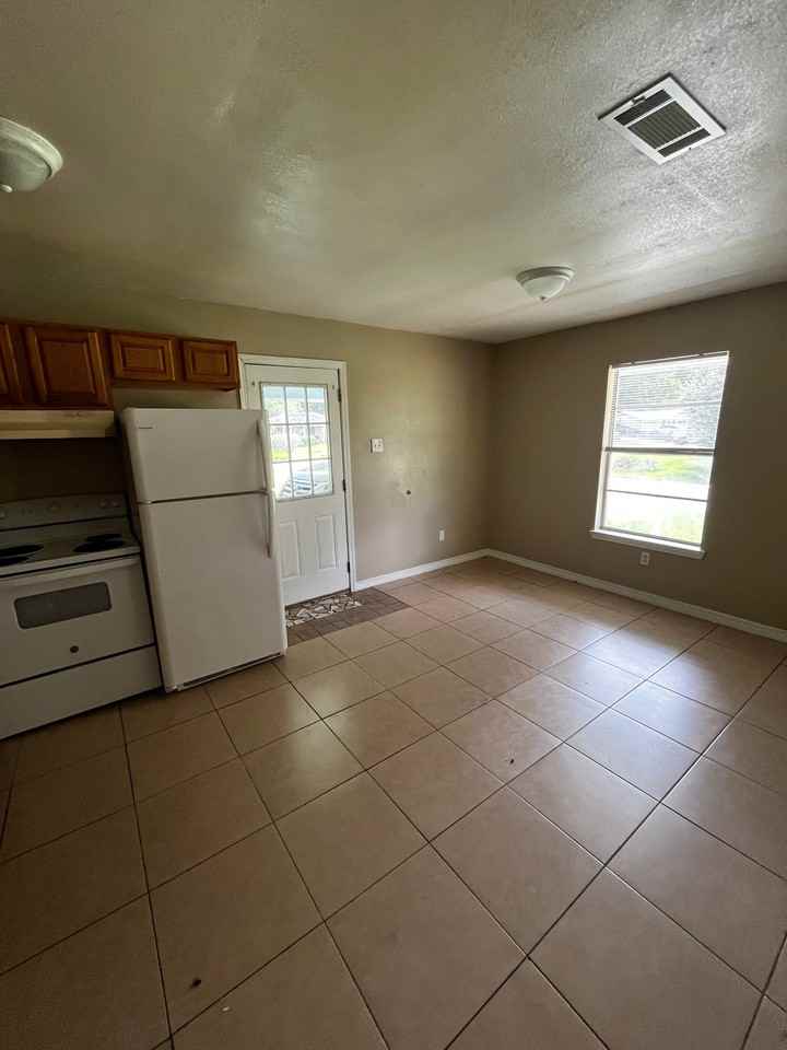 3853 Jeffery Rd - Photo 3 of 10