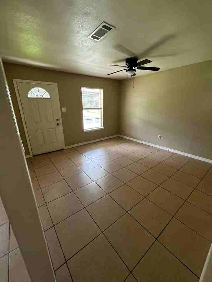 3853 Jeffery Rd - Photo 5 of 10