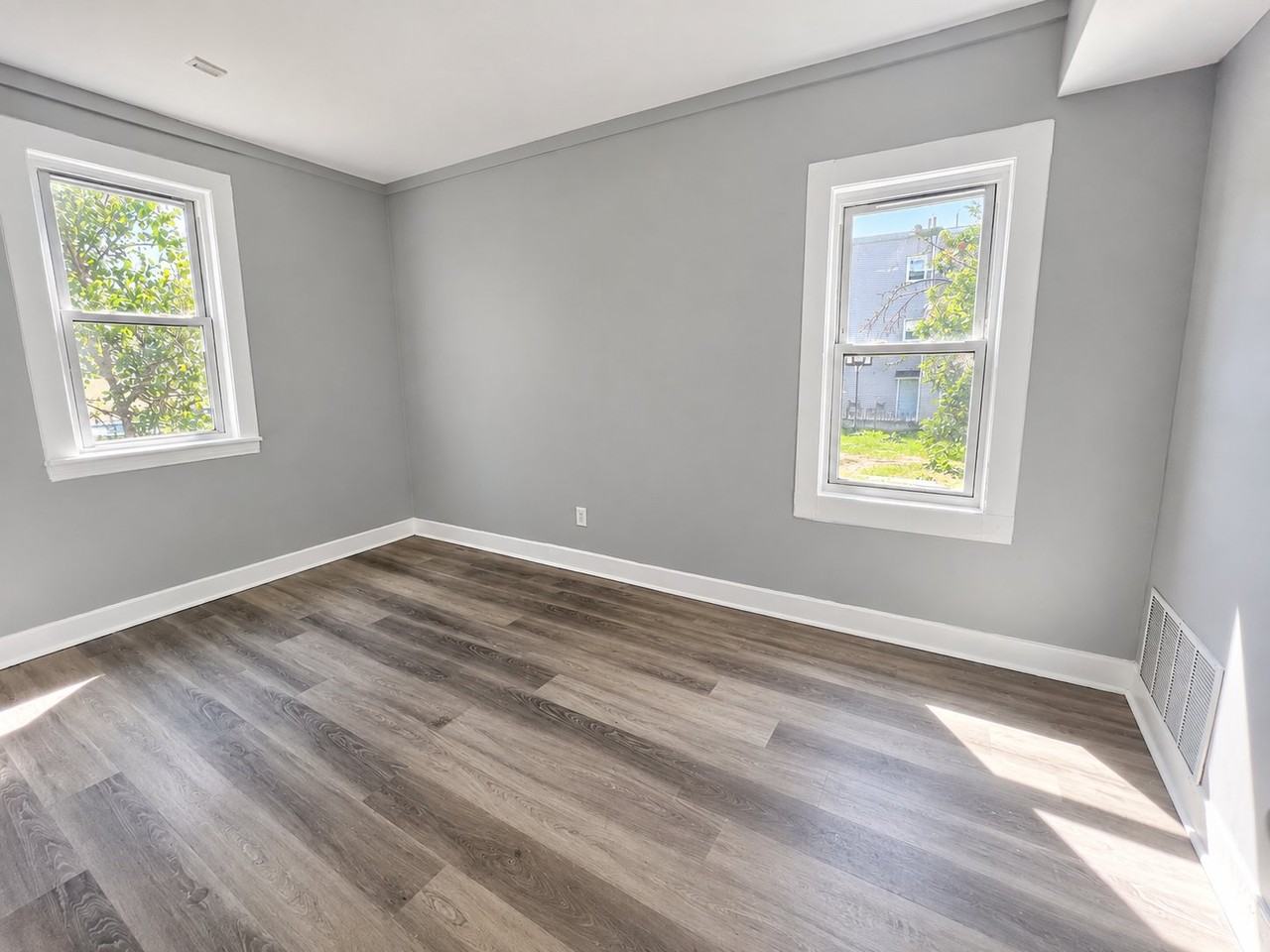326 Grand St #2R - Photo 7 of 8
