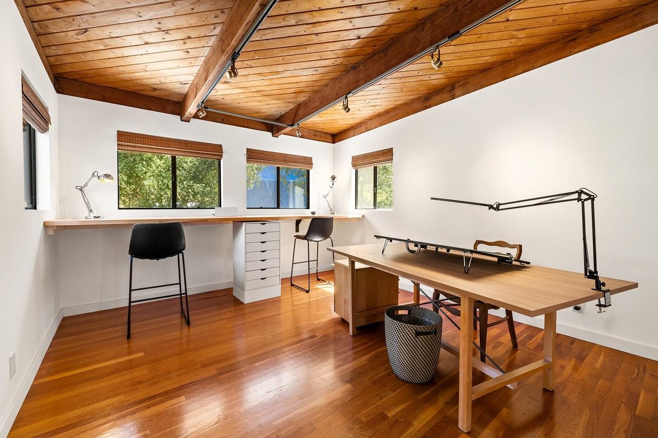 243 Amy Way - Photo 4 of 19