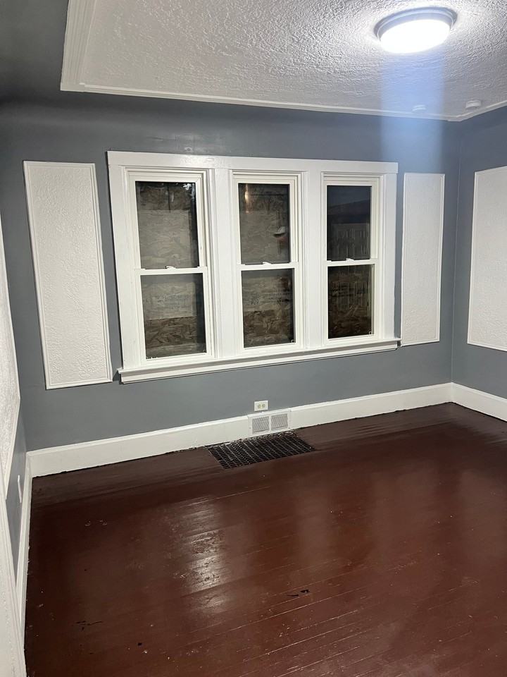 15366 Snowden St - Photo 5 of 17