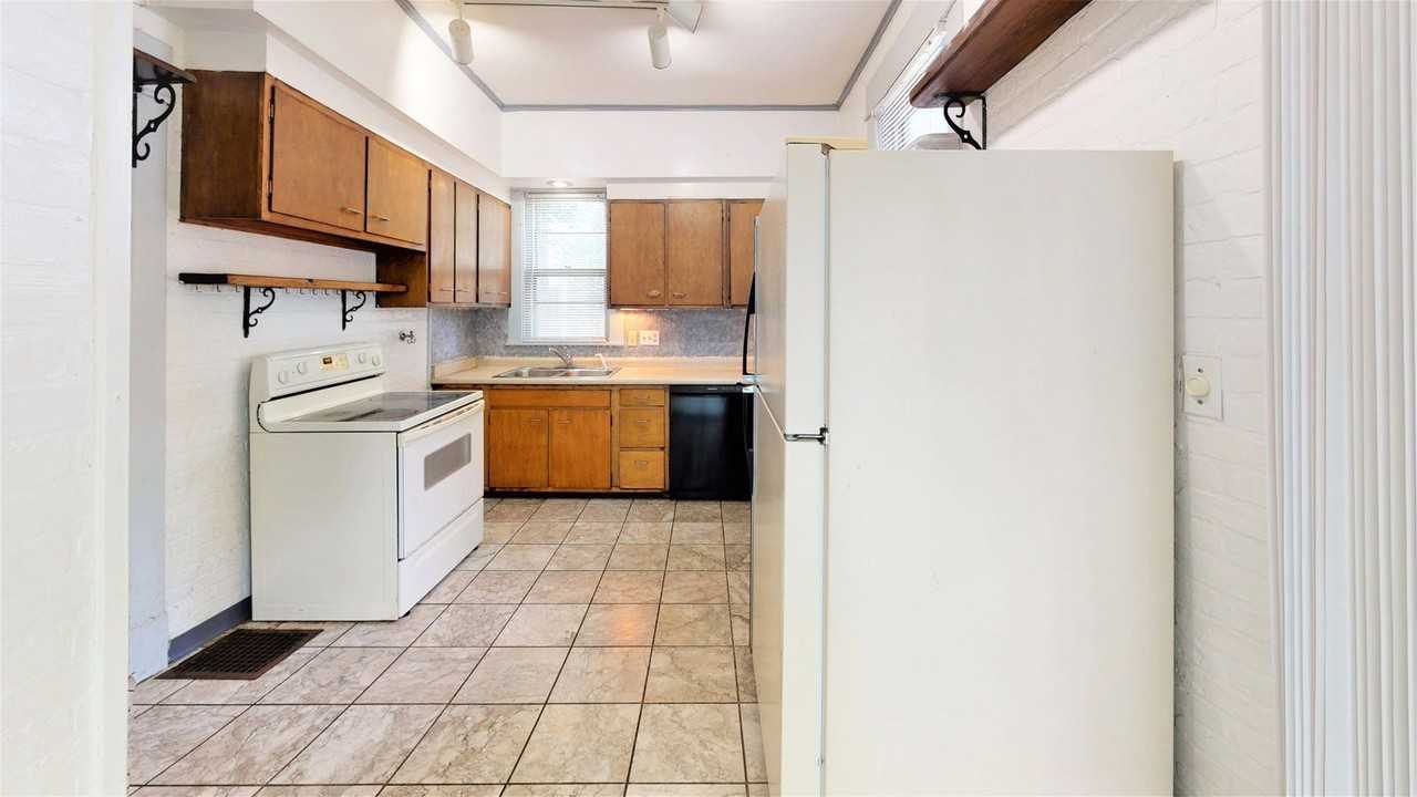 194 E Oakland Ave - Photo 2 of 14