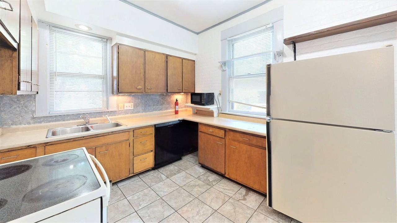 194 E Oakland Ave - Photo 3 of 14