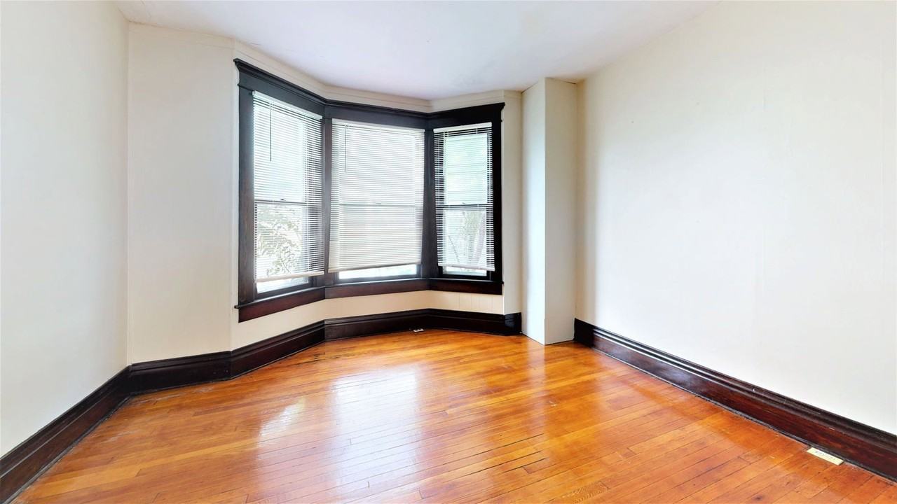 194 E Oakland Ave - Photo 4 of 14