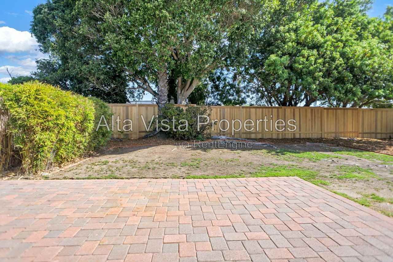 5633 Scripps St - Photo 6 of 39