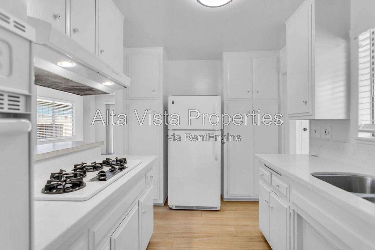 5633 Scripps St - Photo 7 of 39