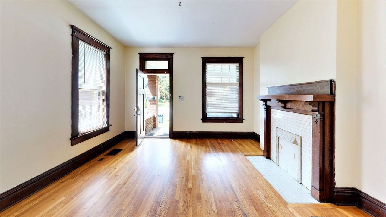 2074 Summit St - Photo 2 of 17