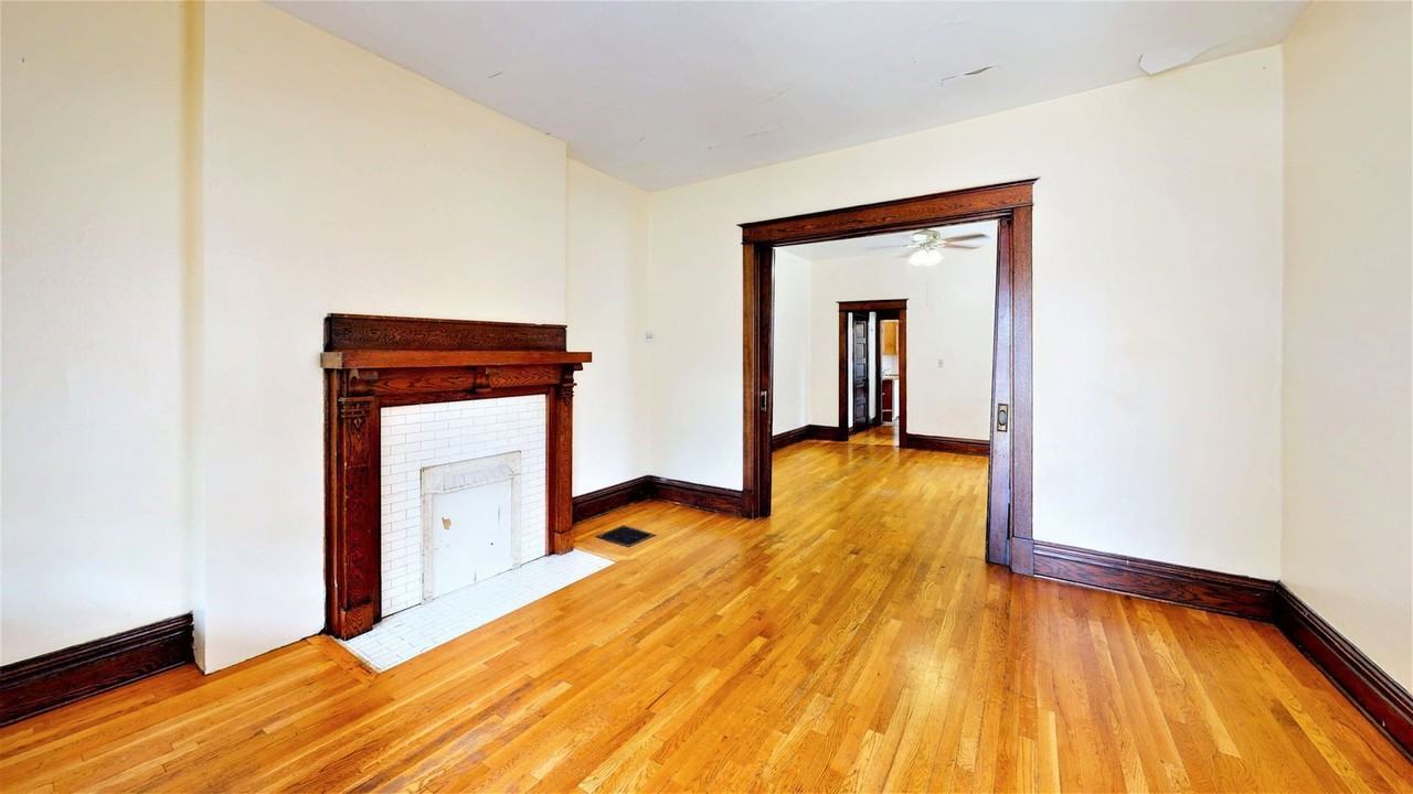 2074 Summit St - Photo 3 of 17