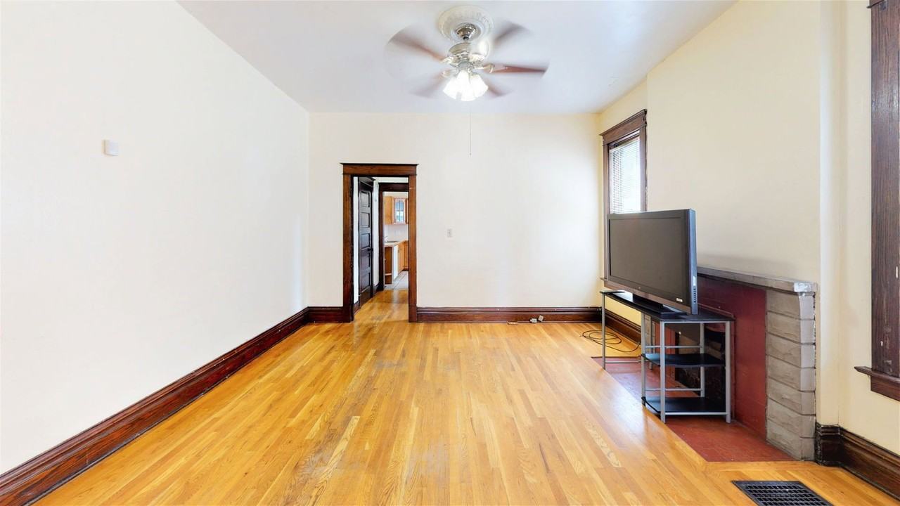 2074 Summit St - Photo 4 of 17
